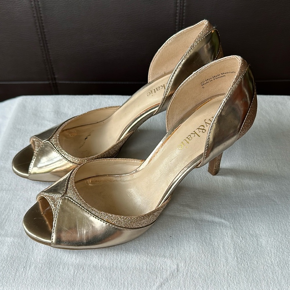 3 for $30 💖 Gorgeous Sparkly Gold Heels Size 6
